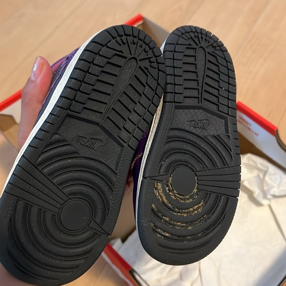 NIKE AIR JORDAN 1 RETRO size 8c - Picture 11 of 14